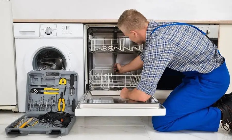 Bayraklı Electrolux servisi teknisyen ekibi beyaz eşya tamiri yaparken